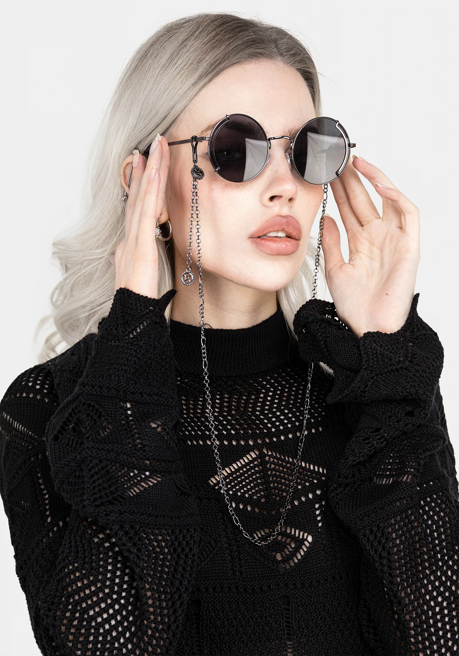 Emilie Round Sunglasses with Chain - Image 9