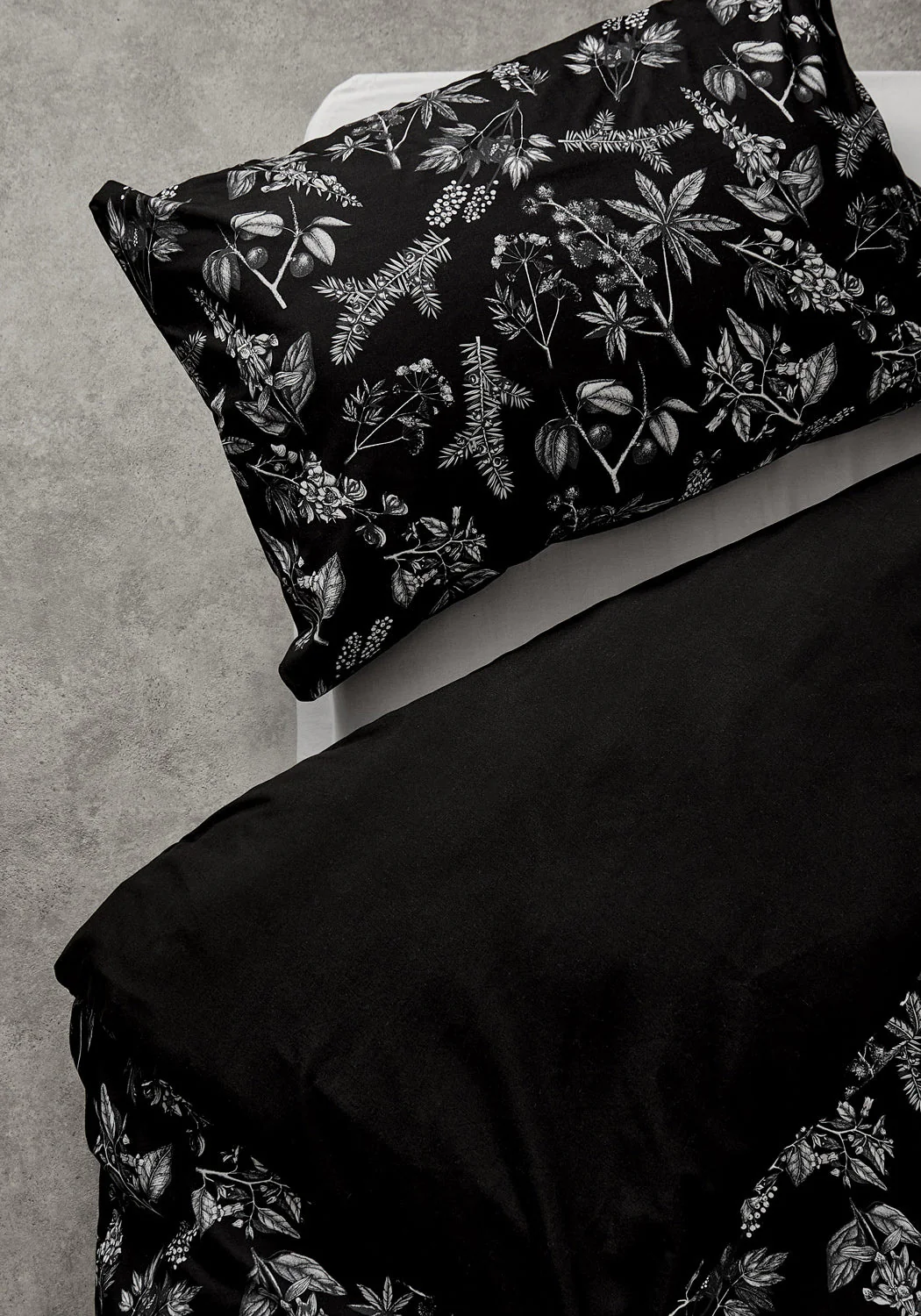 Poisonous Plants Bedding Set (Queen) - Image 4
